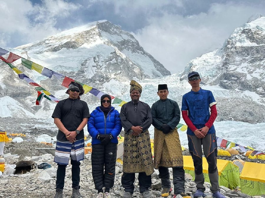Esensi Keringat: Ekspedisi, Eksplorasi, dan Aroma Everest Abad ke-19