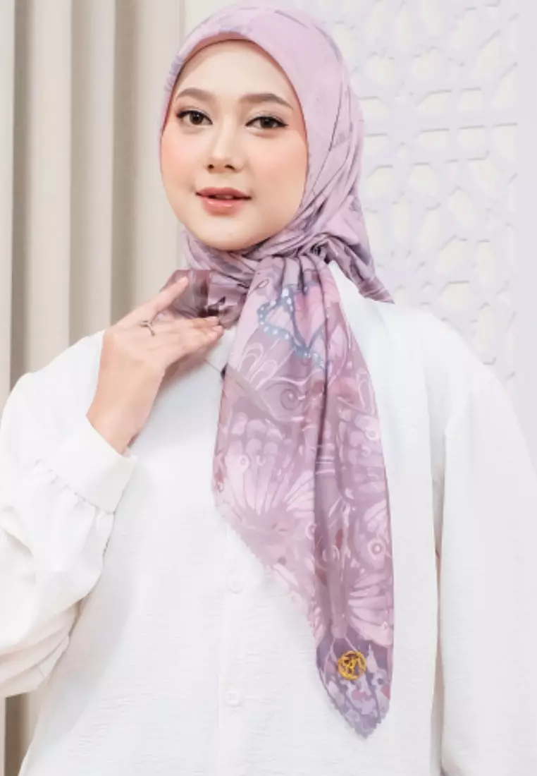 Hijab Bercahaya: Kisah di Balik Sutra Kupu-Kupu Albino yang Memukau