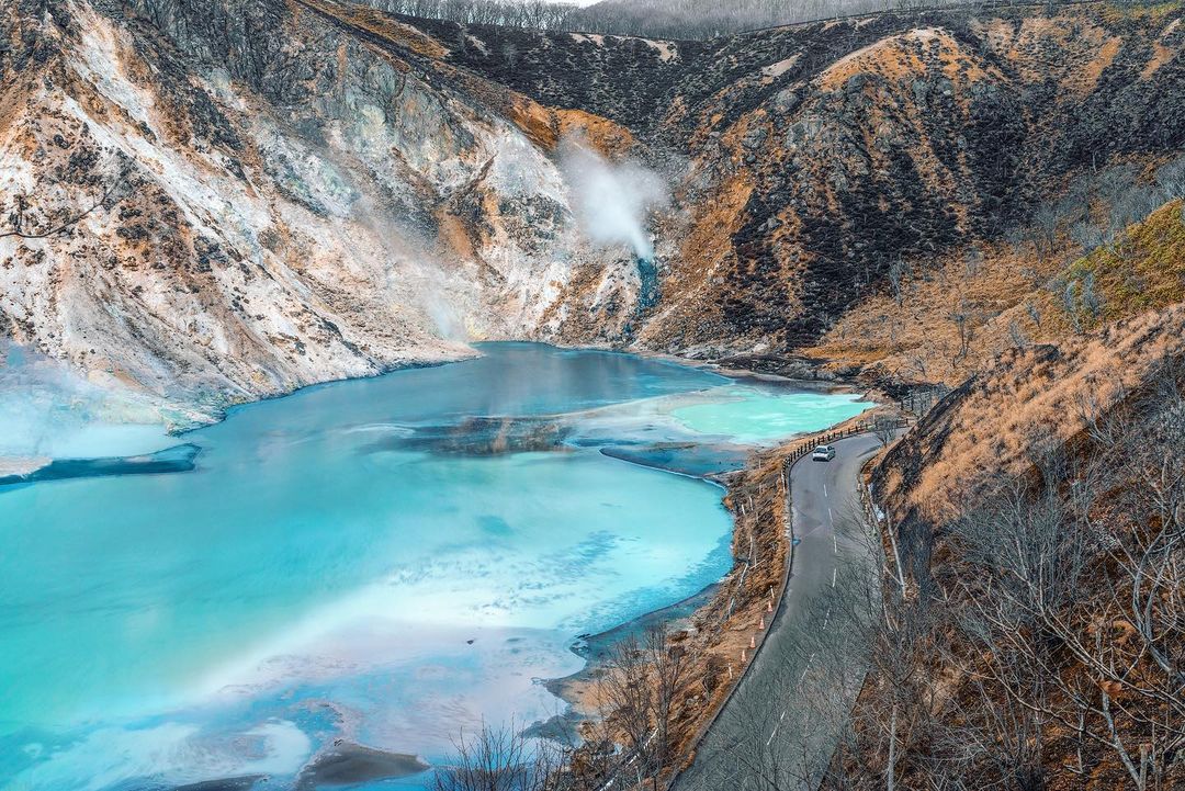 Wewangian Air Mata Batu: Aroma Magis dari Lembah Neraka Jepang
